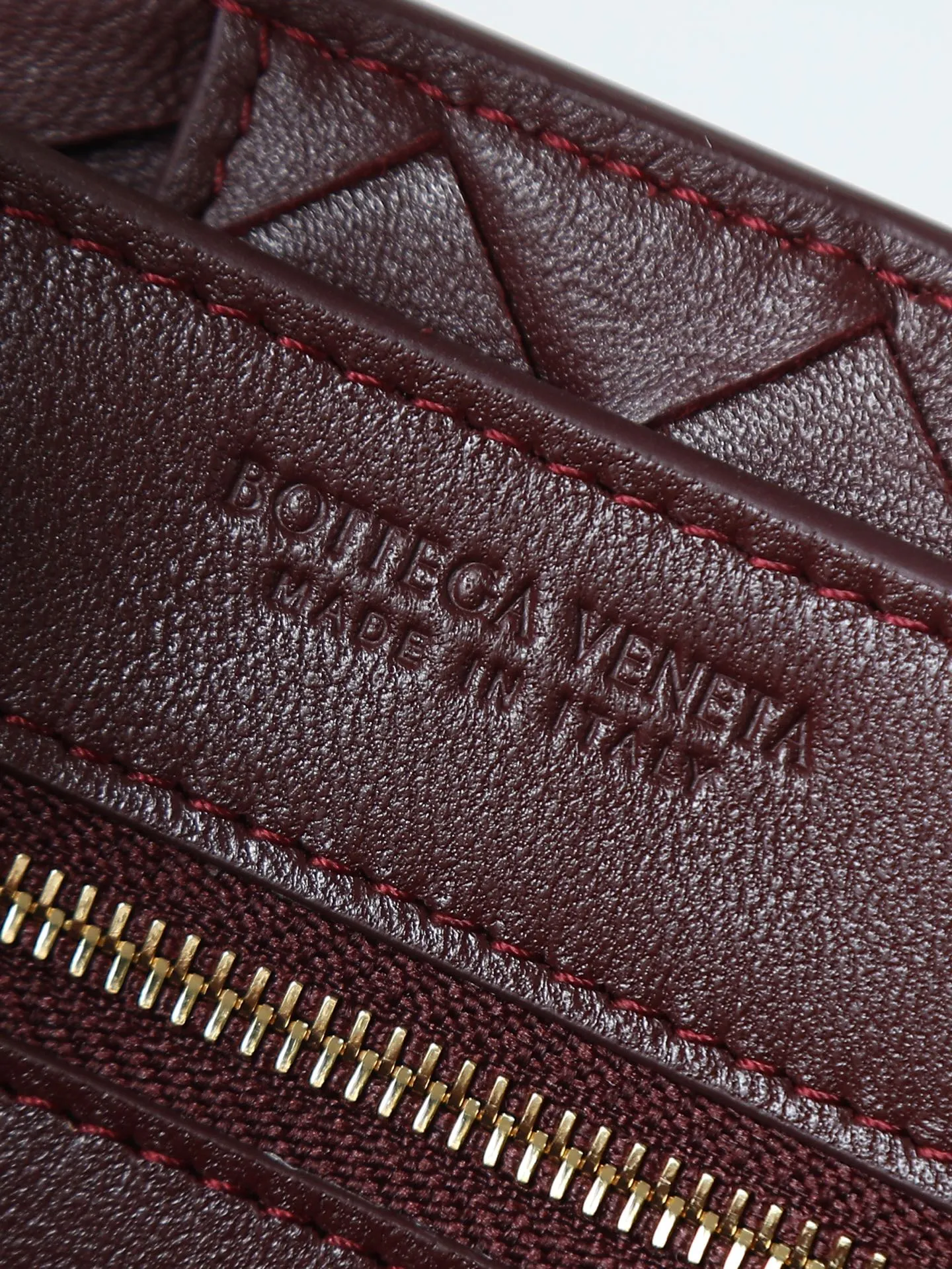 1300. Andiamo is shipping‼ ️Really popular🔥The new Andiamo woven handbag launched by Bottega Veneta this season is really popular all over the world! ! Celebrities at home and abroad have worn it, and Oscar-winning actress Michelle Yeoh has taken it out on the street. Song Jia, Trai Yala, Yu Feihong, Sanji Ayaka, Rosie Hunting-Whiteley, Yoshioka Riho, etc. have all worn this bag. It is classic and versatile and shows off your temperament, and the bag capacity is also large, which is very convenient for daily commuting! ! A variety of carrying methods, the shoulder straps can be adjusted by yourself, the original lambskin feels soft and delicate, and the unisex style breaks the gender boundaries and brings a more practical and long-lasting use experience. Andiamo, which has both elegant and casual styles, perfectly interprets the true appearance of "fashionable old money style". Style number: 766014 Size: 25*22*10.5cm